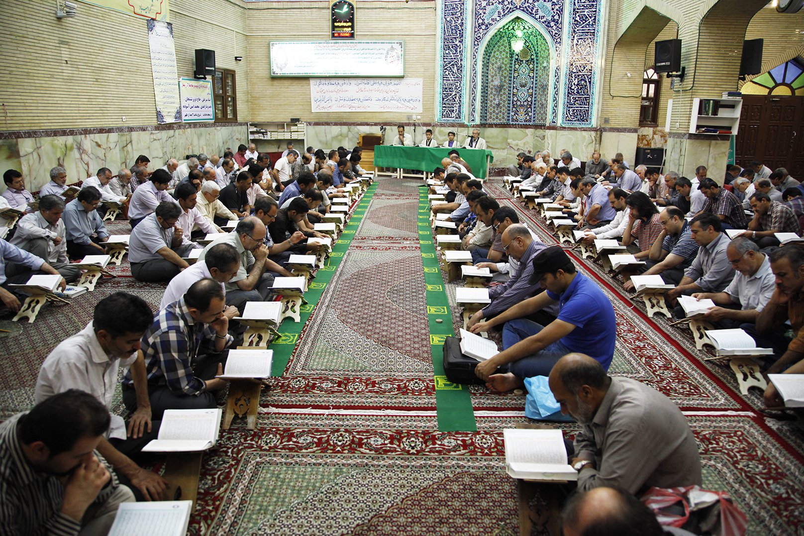 مساجد در ماه مبارک رمضان باید کانون پرورش جوانان انقلابی و مسجدی باشند
