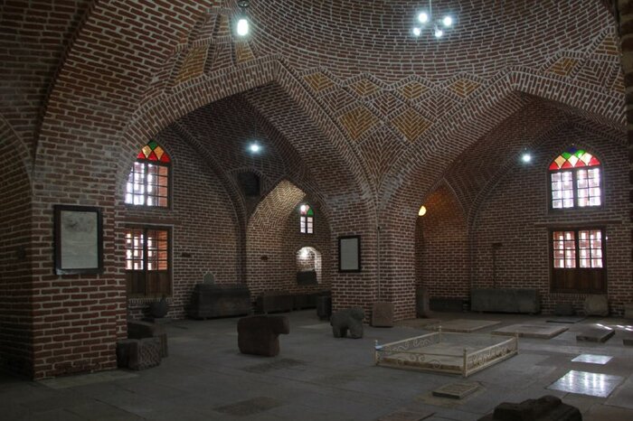 مقبره «میرعبدالفتاح موسوی» درست در مرکز بنای آجری موزه سنگ نگاره ها واقع است